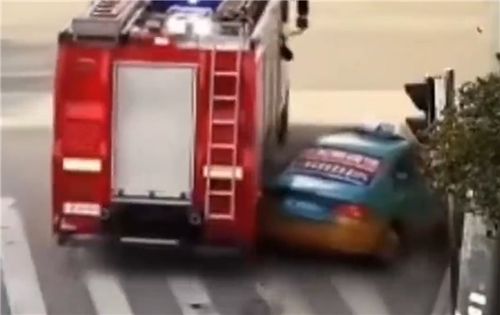 出租車擋道致消防車剮蹭，交警認定出租車全責，救險車不應為避讓而受限